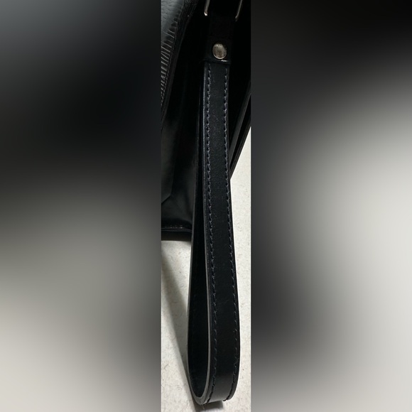 Louis Vuitton Pochette Serie Dragonne Epi Black - Picture 10 of 16